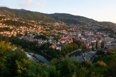 Saraybosna, Bosna-Hersek, Balkanlar ve Avrupa 'nın üzerindeki dağdaki parktan güzel bir akşam manzarası. 
