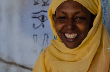 Aswan, Mısır. 11 Ocak 2013. Nil Nehri, Aswan, Yukarı Mısır 'ın batı kıyısındaki evinde gülümseyen güzel bir Nubiyalı kadın..