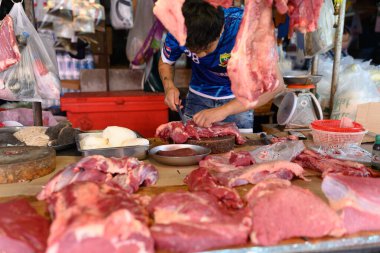 Bangkok, Tayland. 19 Şubat 2025. Bangkok 'taki Khlong Toei Market' te et buduyor..