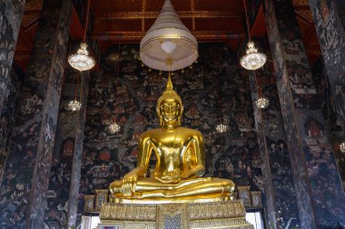 Bangkok, Tayland. 20 Şubat 2025. Wat Suit Thepwararam 'daki muhteşem duvar resimleri arasında yaldızlı Buda heykelinin güzel manzarası. Budist tapınağı Tayland 'ın popüler bir turistik merkezidir..