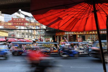 Bangkok, Tayland. 18 Şubat 2025. Yaowarat Yolu, Tuck-Tucks ve Çin Mahallesi, Bangkok, Tayland 'ın göbeğinde trafik yoğun..