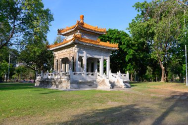 Bangkok, Tayland. 4 Mart 2025. Bangkok, Lumphini Park 'taki Japon Pagoda' sının sakin yeşil çevresi