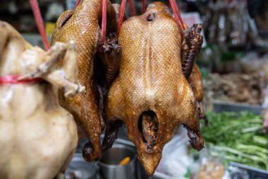 Çin Mahallesi, Bangkok, Tayland 'da bir sokak yiyecek pazarında asılı duran kızarmış Pekin Ördeği.. 