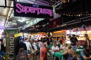 Bangkok, Tayland. 26 Mart 2025. Turistlerin, Bangkok 'un, Tayland' ın, Asya 'nın popüler sokak yemekleri, barlar ve kulüpleriyle Patpong Gece Pazarı ve yetişkin eğlence bölgesi.  