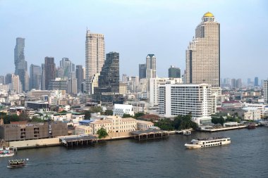 Chao Phraya Nehri üzerinde nehir gezisi modern Bangkok şehrinin silueti yüksek ofis ve apartman binaları, Tayland 