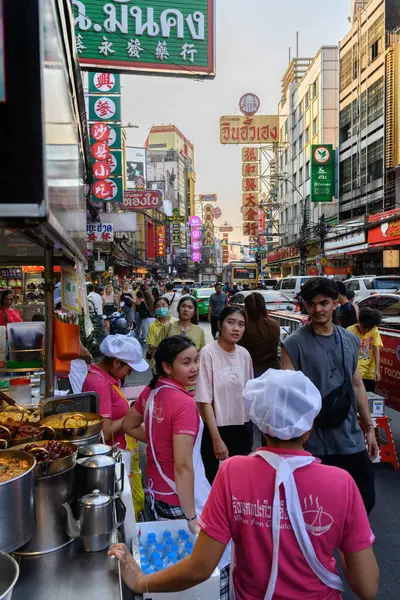 Bangkok, Tayland. 18 Şubat 2025. Yoğun Yaowarat Yolu, Çin Mahallesi, Bangkok, Tayland 'daki sokak yemekleri restoranları.