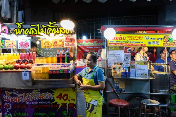 Bangkok, Tayland. 18 Şubat 2025. Yaowarat Yolu, Çin Mahallesi, Bangkok, Tayland 'da taze meyve suyu ve balık çorbası satan sokak yemekleri satan dükkanlar..