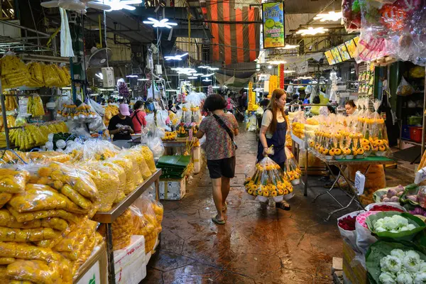 Bangkok, Tayland. 26 Mart 2025. Pak Khlong Talat-Bangkok Çiçek Pazarı Bangkok, Tayland 'daki en eski ve en büyük toptan çiçek pazarlarından biridir..