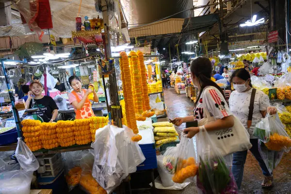 Bangkok, Tayland. 26 Mart 2025. Taylandlı işçiler ve müşteriler Pak Khlong Talat-Bangkok Çiçek Pazarı 'nda günde 24 saat çalışan yoğun bir toptan satış pazarı.. 