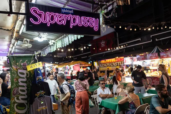 Bangkok, Tayland. 26 Mart 2025. Turistlerin, Bangkok 'un, Tayland' ın, Asya 'nın popüler sokak yemekleri, barlar ve kulüpleriyle Patpong Gece Pazarı ve yetişkin eğlence bölgesi.  