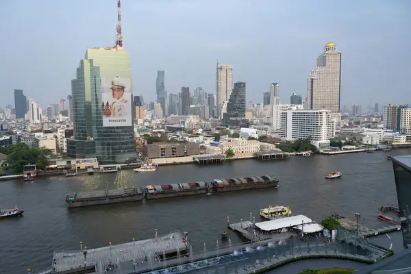 Bangkok, Tayland. 25 Mart 2025 'te Chao Phraya Nehri üzerinde modern Bangkok şehir silueti yüksek ofis ve apartman binaları, Tayland