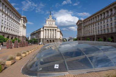 Sofya, Bulgaristan. 21 Haziran 2025. Largo, Bulgaristan 'ın başkenti Sofya' nın ikonik simgeleri olan Independence Meydanı etrafındaki üç Sosyalist Klasisizm binasının mimari kompleksi..