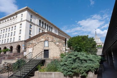 Sofya, Bulgaristan. 21 Haziran 2025. Bulgaristan 'ın başkenti Sofya' daki bir ortaçağ Bulgar Ortodoks kilisesi olan St. Petka Kilisesi..