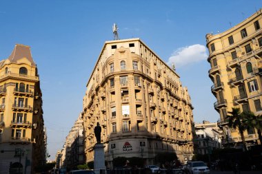 Kahire, Mısır. 12 Nisan 2025: Meşgul şehir meydanını çevreleyen tarihi binalar