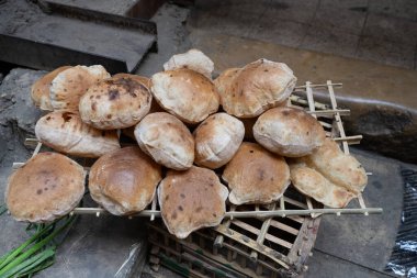 Taze pişmiş yuvarlak ekmekler dışarıda dinleniyor.