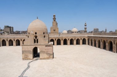 Mısır 'ın en eski camilerinden biri olan İslami Kahire' deki İbn Tulun Camii 'nin muhteşem mimarisi, kubbesi ve minareleri.