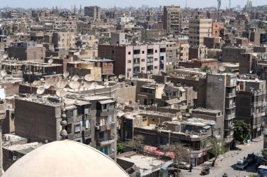 Kahire, Mısır. 16 Nisan 2025: Parlak gün ışığı altında yoğun kentsel binalar