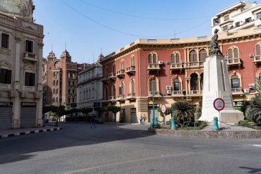 Kahire, Mısır. 21 Nisan 2025: Tarihi kırmızı binayı çevreleyen sokak