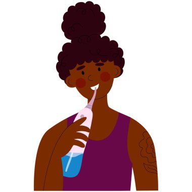 Koyu tenli bir kadın diş temizleyicisiyle ya da su temizleyicisiyle diş temizliyor. Diş bakımı ve hijyen konsepti.