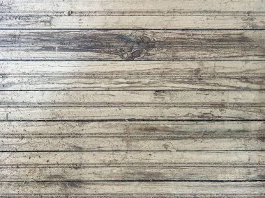 Çatlak, doğal izler ve tarafsız bir tonla eski ahşap kalaslardan oluşan bir yüzey. Görüntü, ormanın kırsal güzelliğini vurguluyor, nostalji ve sıcaklığı çağrıştırıyor..