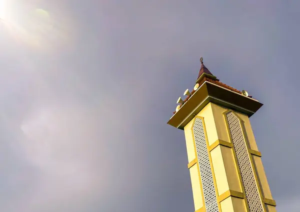 Bir caminin yüksek kulesi..