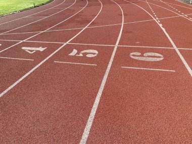 Kırmızı koşu parkuru ile beyaz çizgiler.