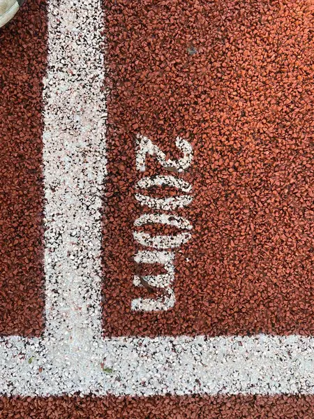 200 metre uzaklık işaretli bir ray yüzeyine yakın çekim