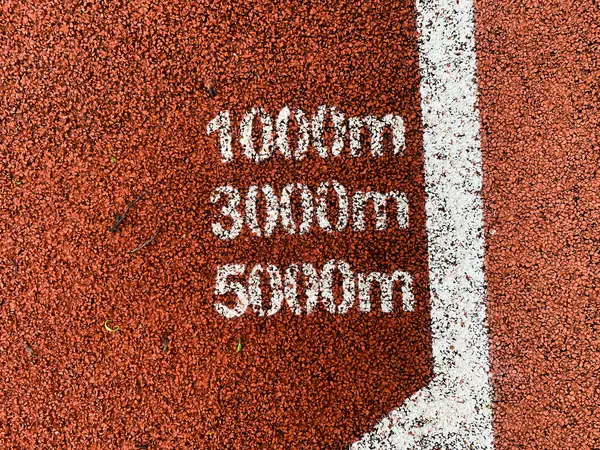 Mesafe işaretleri olan bir pist yüzeyine yaklaş. 1000m, 300m, 5.000 m.