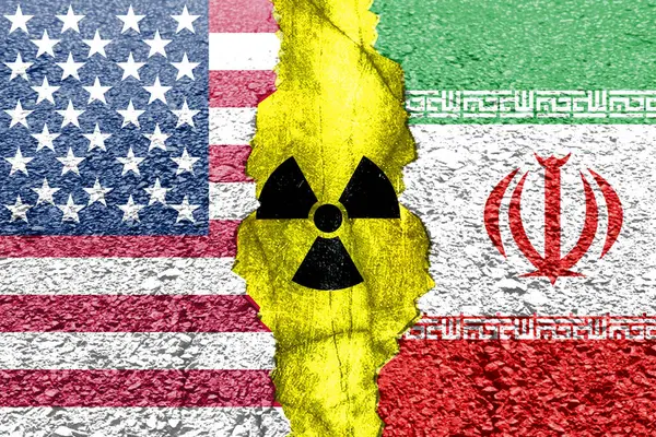 Amerikan ve İran bayraklarını gösteren Grunge tarzı bir resim. Nükleer bir sembolle ayrılmış, gerginliği temsil ediyor..