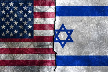 Amerikan ve İsrail bayraklarının bir çatlakla bölünmüş Grunge tarzı görüntüsü. İki ülke arasındaki karmaşık ilişkiyi temsil ediyor..