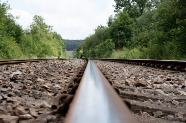 Güneşli bir günde çift yönlü tren yolunu kapattı. Yaz