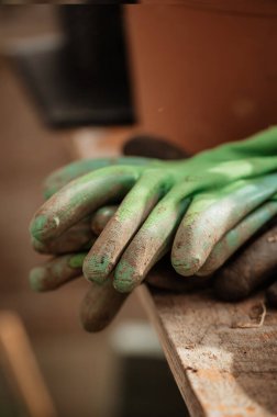 Ahşap masa arka plan üzerinde Bahçe eldiven. 