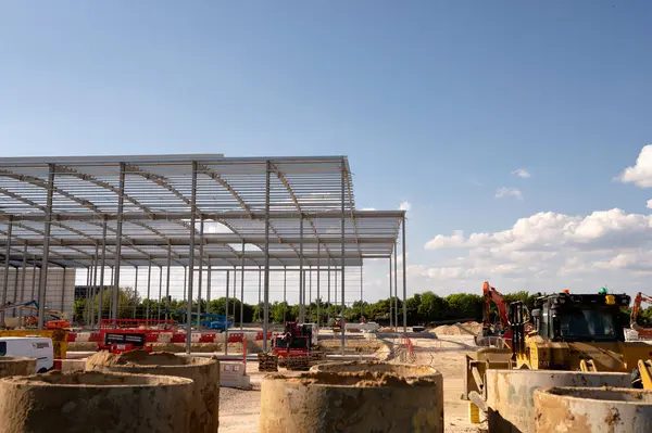 Ticari bir binanın inşaatı. Yeni depo Corby, İngiltere.