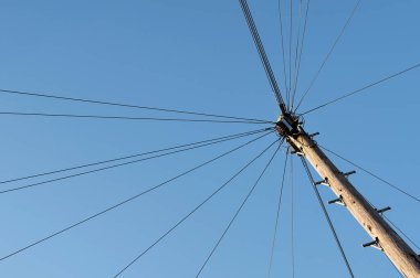 İngiltere 'de bir kasabadaki banliyö evlerine telefon kablosu taşıyan bir telgraf direği.. 