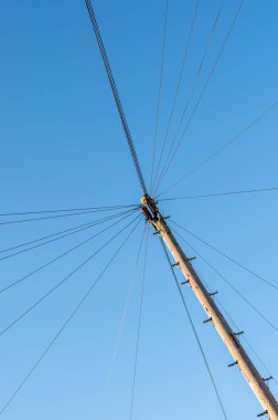 İngiltere 'de bir kasabadaki banliyö evlerine telefon kablosu taşıyan bir telgraf direği.. 