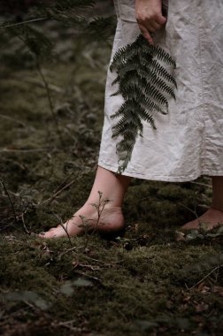 Doğayla bağ kuran, doğayı kucaklayan bir kadın..