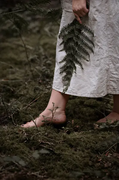 Doğayla bağ kuran, doğayı kucaklayan bir kadın..