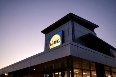 Corby Birleşik Krallık. 10 Mayıs 2025. Alacakaranlıkta Lidl süpermarketi. kavram: Tüketim