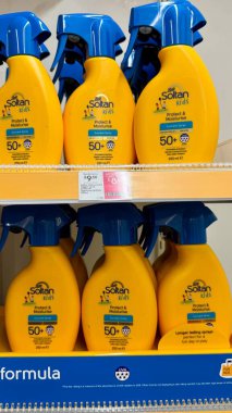 Haziran 08, 2025. İngiltere. İngiltere 'deki mağazada güneş kremi şişeleri var. 08 Haziran 2025, İngiltere. Çocuklar için SPF 50 koruma öneriyor. 
