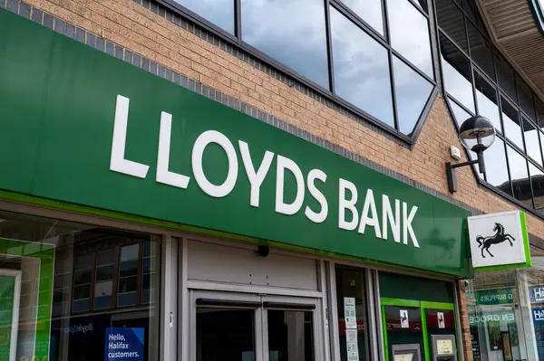Corby, Willow Place 'deki bir Lloyds Bank şubesinin dış görüntüsü. Görüntüler bankaların işaret, giriş ve ATM makinelerini gösteriyor..