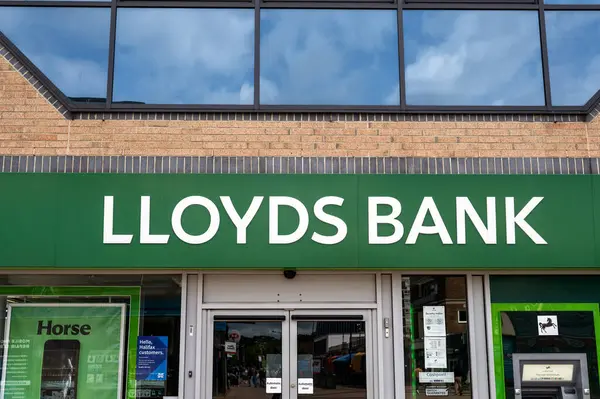 Corby, Willow Place 'deki bir Lloyds Bank şubesinin dış görüntüsü. Görüntüler bankaların işaret, giriş ve ATM makinelerini gösteriyor.. 