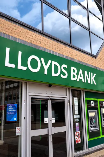 Corby, Willow Place 'deki bir Lloyds Bank şubesinin dış görüntüsü. Görüntüler bankaların işaret, giriş ve ATM makinelerini gösteriyor..