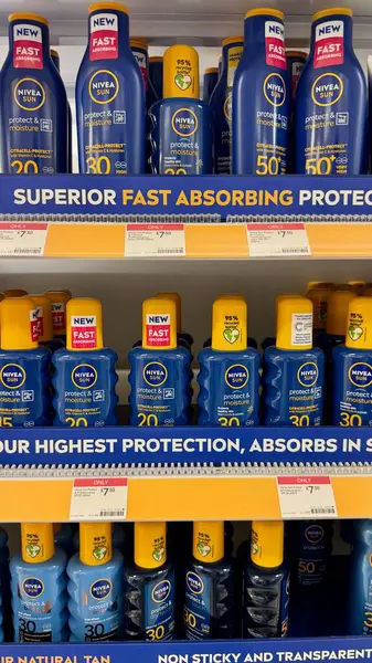 İngiltere 'deki bir mağazada Nivea güneş kremi ürünleriyle dolu bir rafın daha yakın görüntüsü.