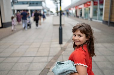 Corby, Birleşik Krallık - 30 Ağustos 2025. Kasaba merkezinde tek başına yürüyen kız çocuğu. Alışverişe. Yüksek kalite fotoğraf
