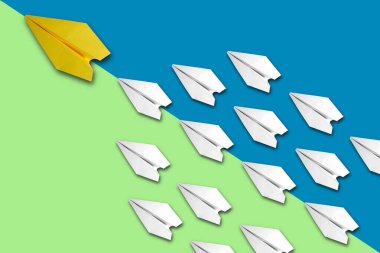 Sarı bir uçak bir grup beyaz uçağa liderlik ediyor.