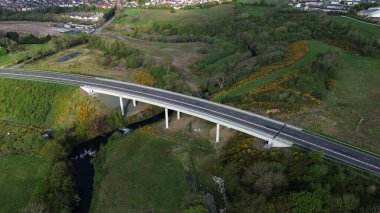 Köprüden akan nehrin drone görüntüsü. Vadinin üzerindeki köprünün havadan görünüşü.