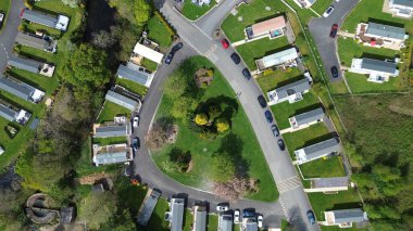 İngiltere 'deki evlerin ve yolların havadan görünüşü