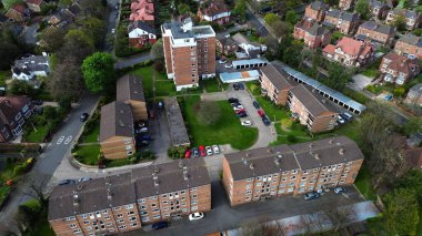 Merseyside, İngiltere 'deki küçük bir kasabadaki apartman kompleksinin hava manzarası..