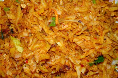 Renkli Sri Lanka sebzesi Kothu Roti doğranmış roti, soğan, havuç, pırasa ve baharatla lezzetli bir kızartma..