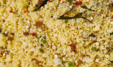 Canlı Hint limonlu pirinçli, baharatlı, fındıklı ve otlu. Lezzetli bir vejetaryen yemeği, zengin dokuları ve renkleri var..